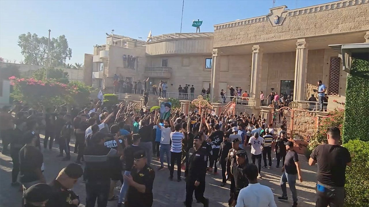 Iraklılar İsveç Büyükelçiliği'ni bastı