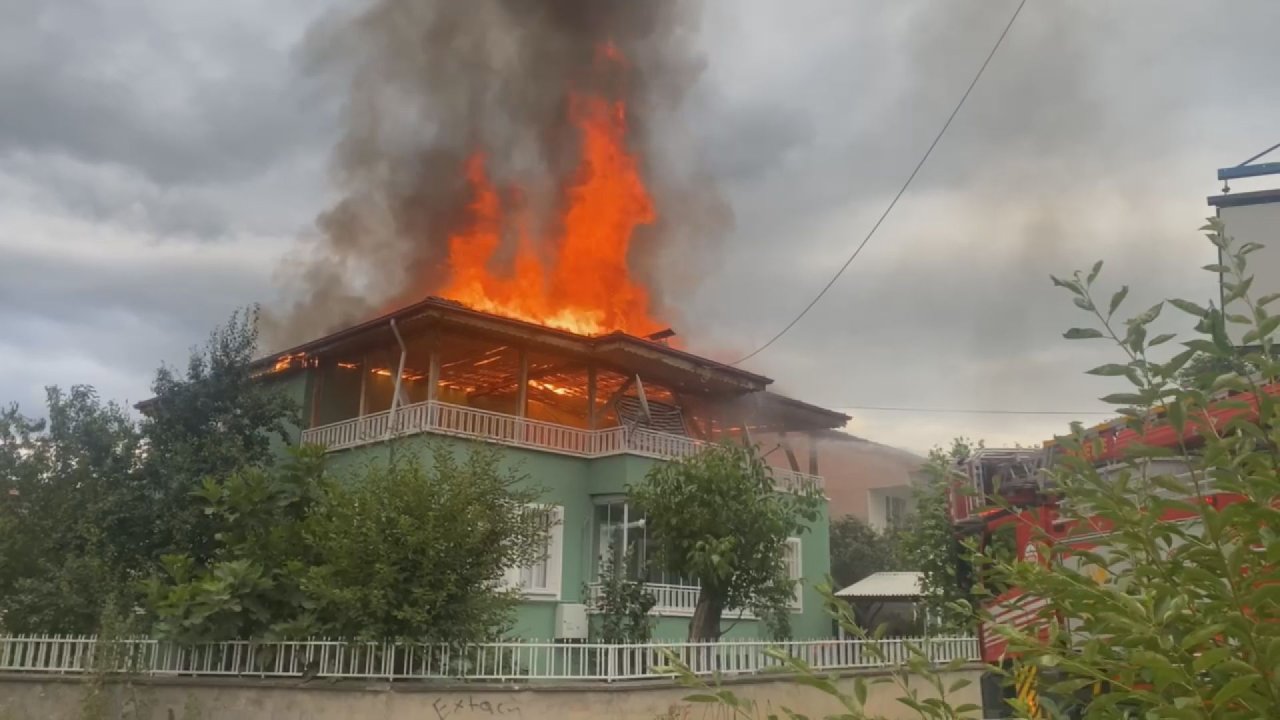 2 katlı evin çatısında korkutan yangın: Kısa sürede büyüdü