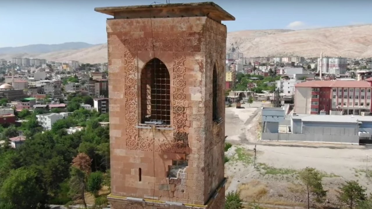 Birçok yerli ve yabancı turiste ev sahipliği yapıyor: Tarihi minare tehlikede