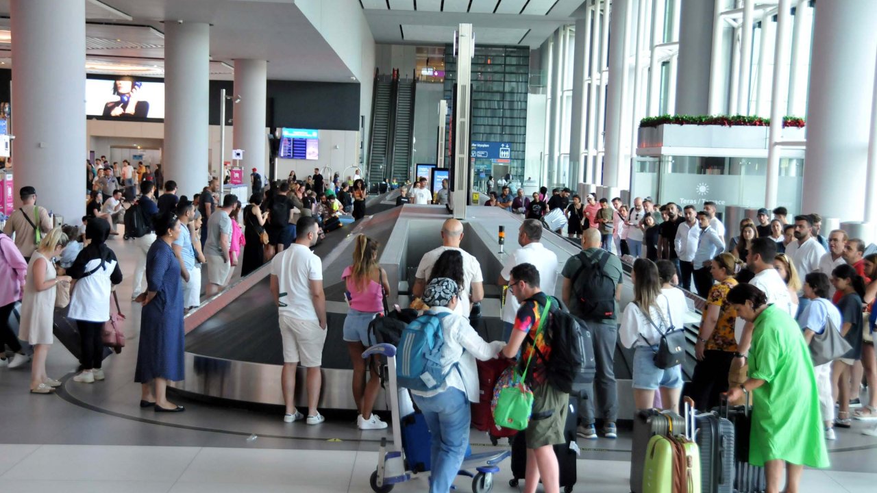 İstanbul Havalimanı'nda dönüş yoğunluğu başladı