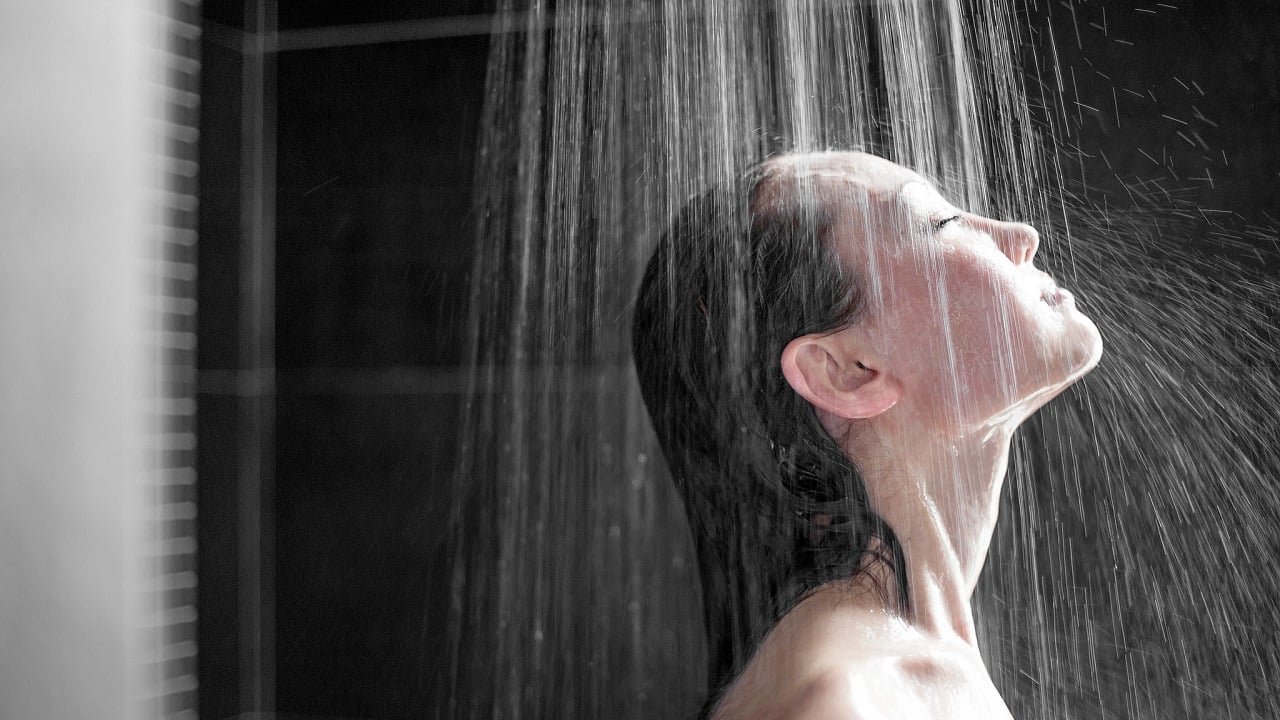 Soğuk su ile duş aldığınızda vücudunuzda neler değişir? Soğuk duşun mucizevi 10 faydası…