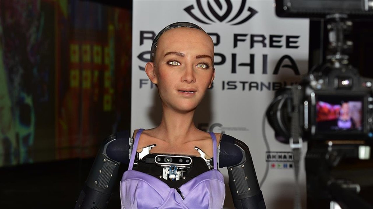 Dünyada vatandaşlığa kabul edilen ilk robot Sophia Antalya'da: Anne olmak istiyorum