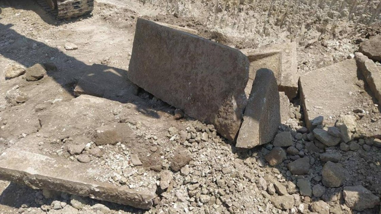 Bina temeli kazılırken antik dönem lahiti bulundu