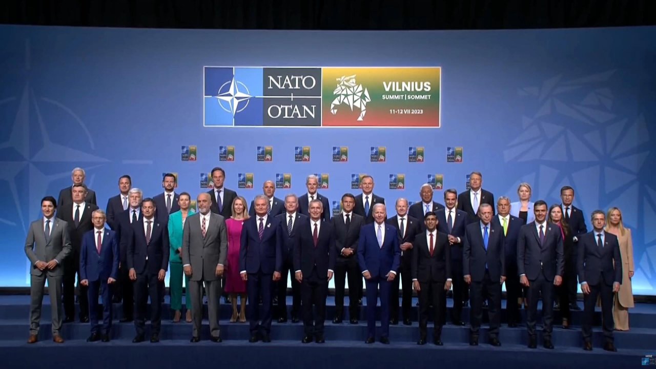 Dünya liderleri NATO Zirvesi aile fotoğrafında