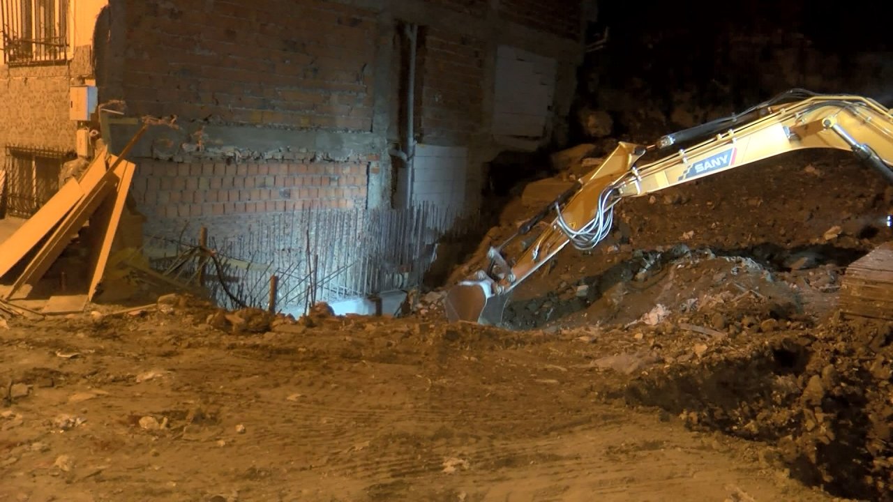 İstanbul'da panik anları! Yanlış kazı, yan binanın duvarını yıktı: Bina tahliye edildi