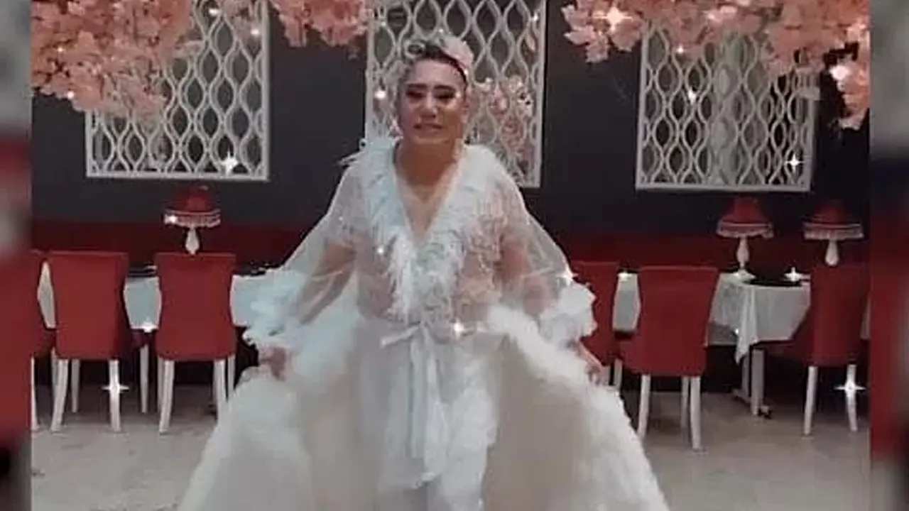 Erkek şarkıcı Murat Övüç gelinlik giydi, 'Evleniyorum' dedi