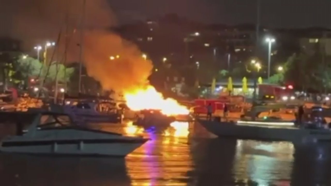 İstanbul'da korkutan yangın! Tekne alev alev yandı
