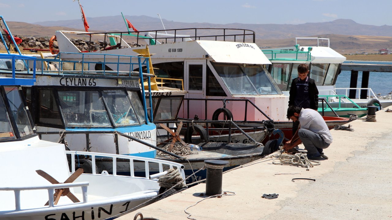 Yasak sona erdi: Balıkçılar "Vira bismillah" diyerek ağlarını göle bıraktı