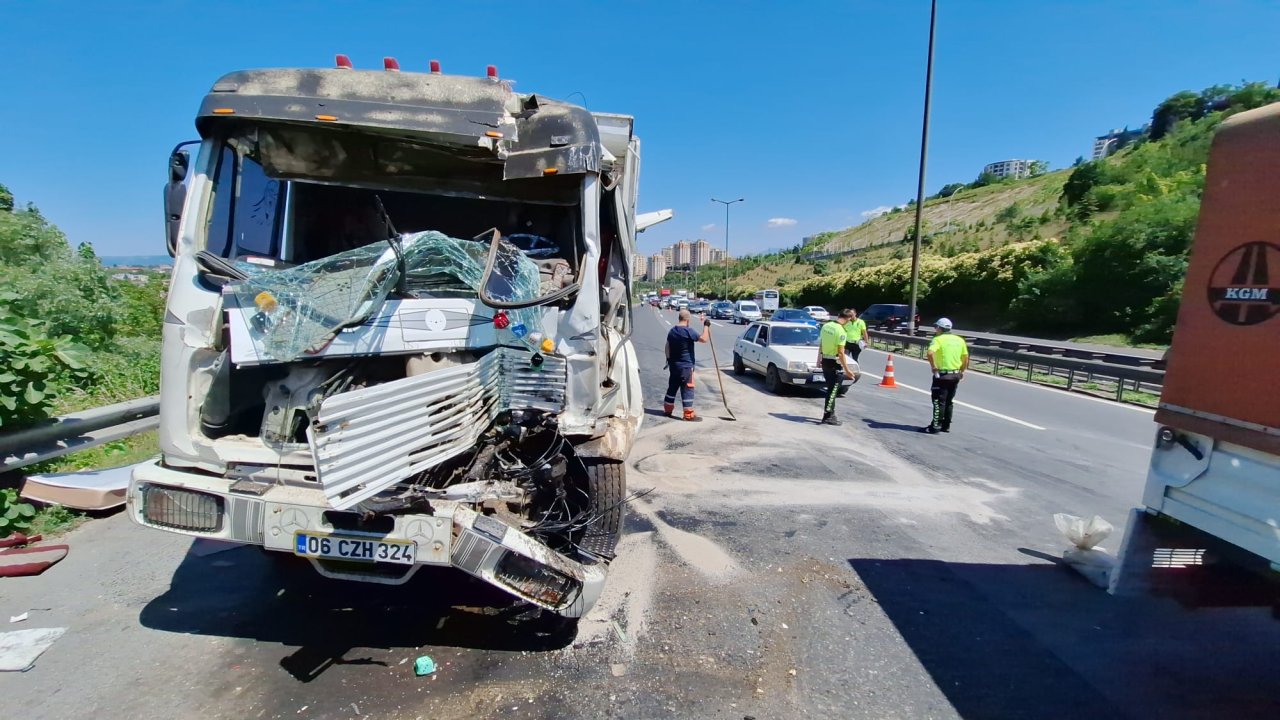 TEM'de kaza kamyon TIR'a çarptı: 1 yaralı