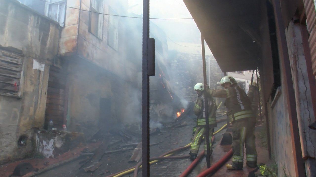 Çıkan yangında metruk bina çöktü