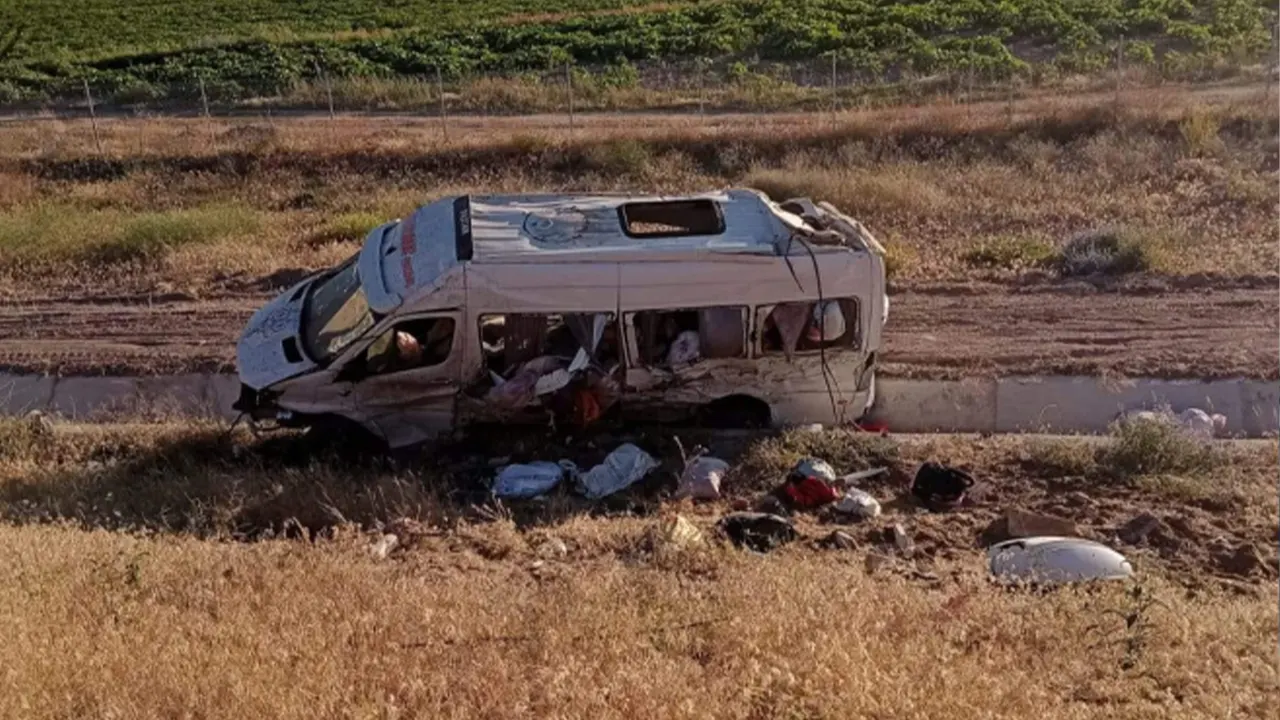 Aksaray'da işçileri taşıyan minibüs devrildi: Çok sayıda yaralı var