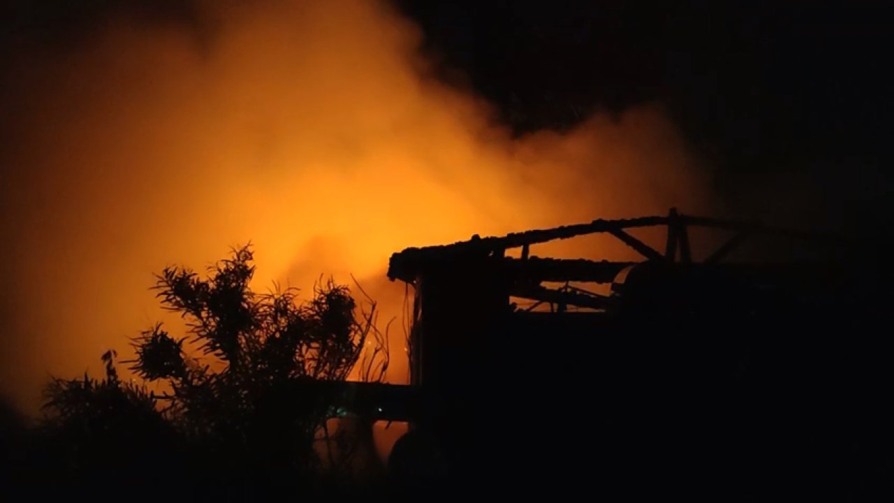 Antalya'da korkutan yangın: Falezlerdeki ahşap kafe, alev alev yandı