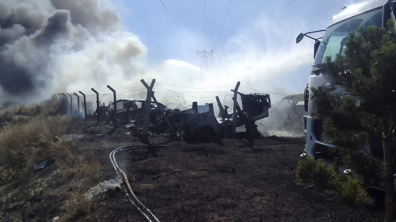 Çorum Sanayi Sitesi’nde korkutan yangın: Yüzlerce hurda araç yandı