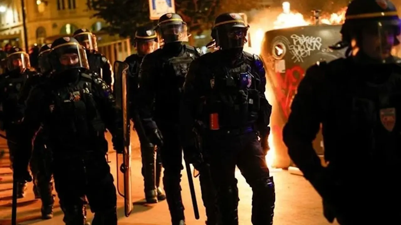 Fransa'da polisler gözaltına alındı