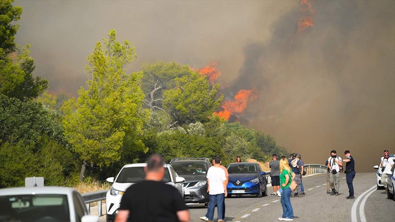 Yunanistan'daki orman yangınları söndürülemiyor