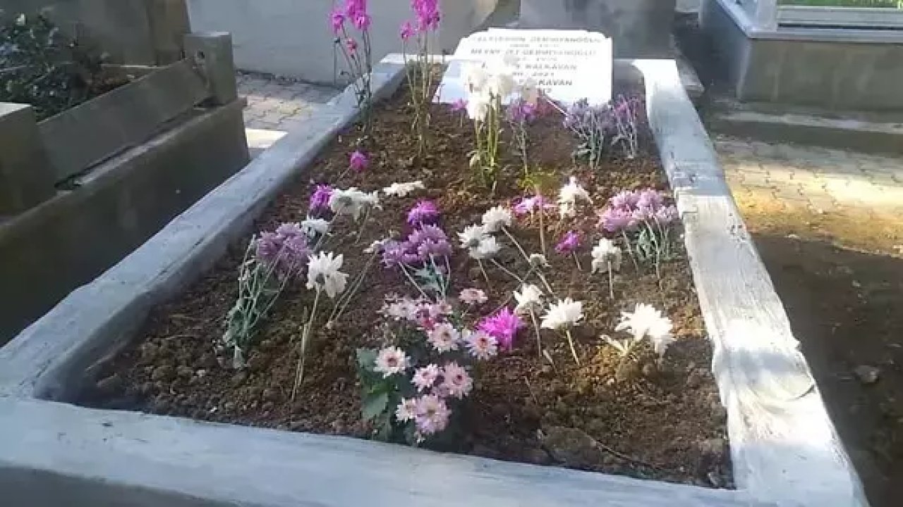 Billur Kalkavan'ın mezarını gören sevenleri çiçeklerle donattı