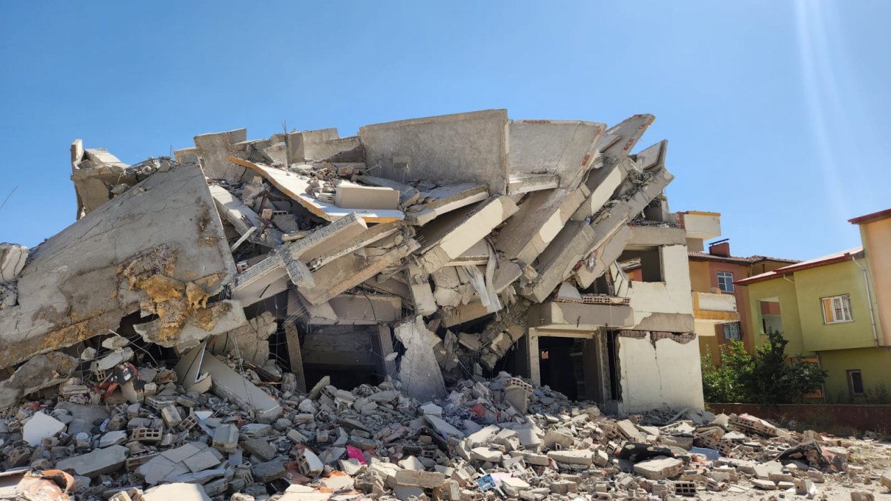 Kahramanmaraş'ta korkutan deprem! Ağır hasarlı bina yıkıldı
