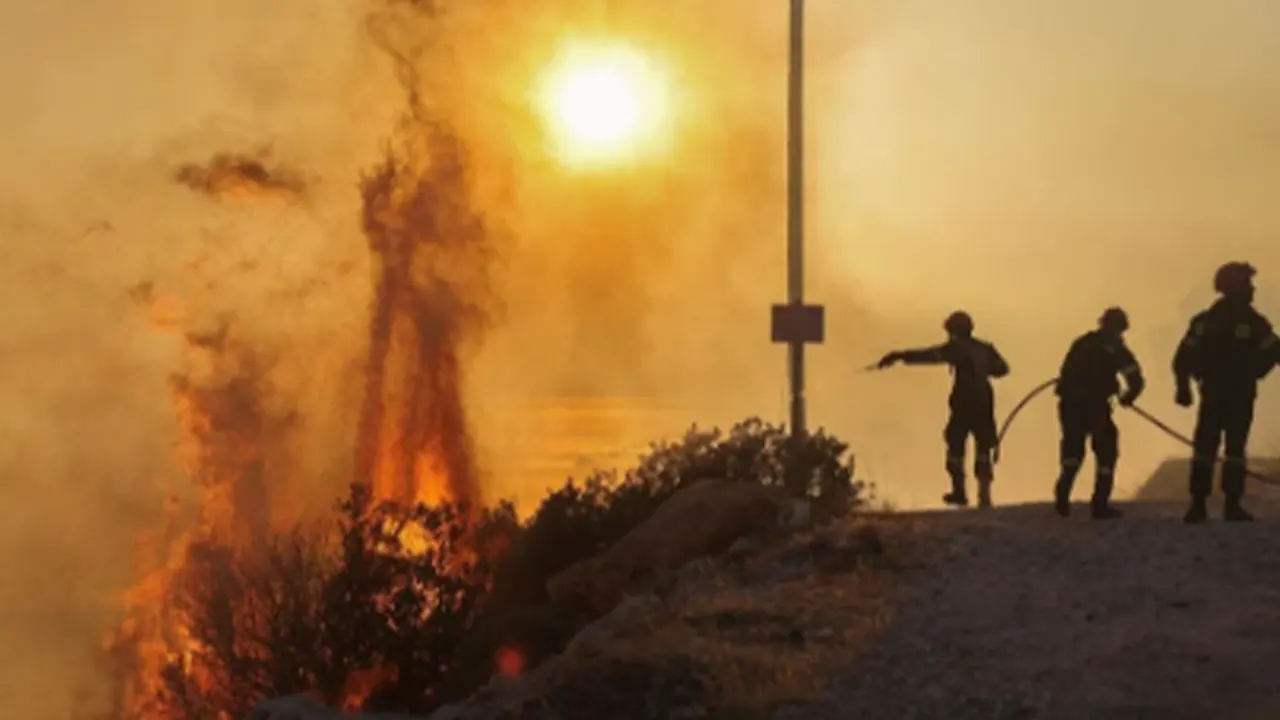 Yunanistan'da orman yangını: Türkiye uçak ve helikopter gönderiyor