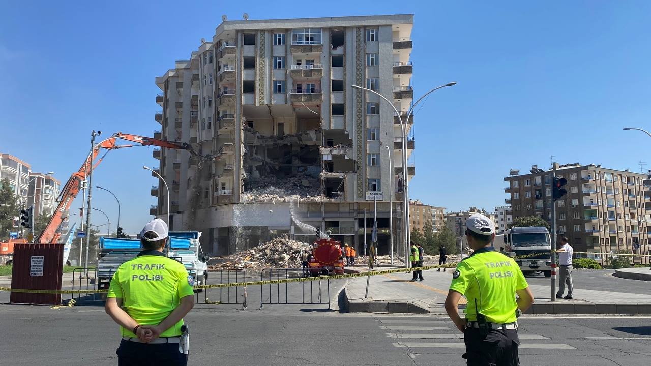 Polis uyardı: Ağır hasarlı binanın yıkımı Türk bayrağı için durduruldu