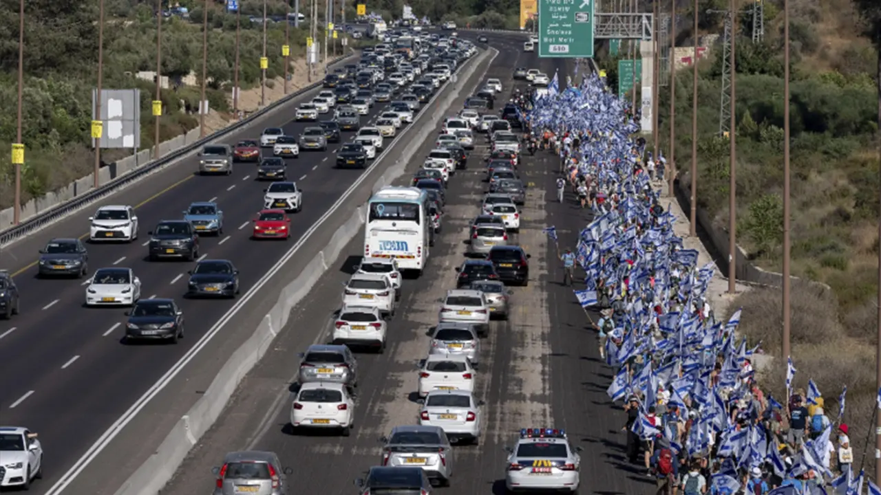 İsrail'de tartışmalı yargı düzenlemesi: Binlerce kişi Kudüs'e yürüyor