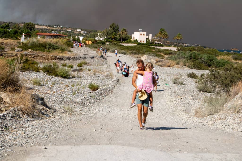 Yangın yerleşim yerlerine ulaştı: Bölge tahliye ediliyor
