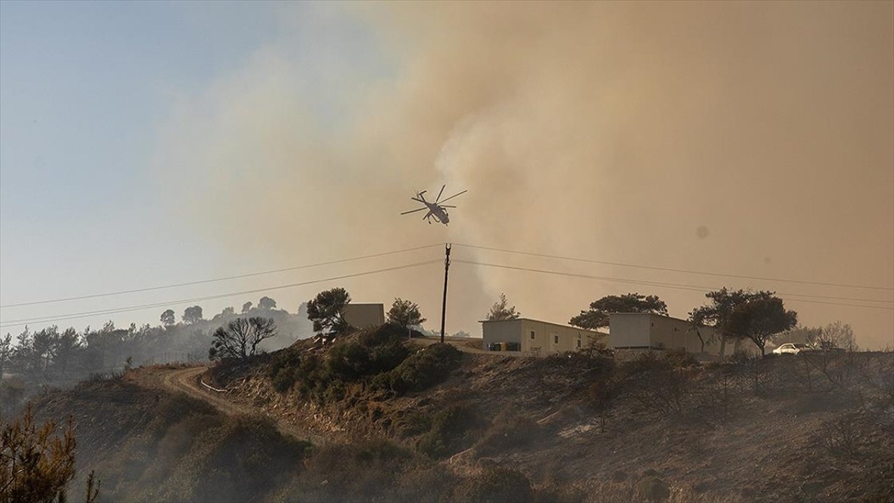 Yunanistan'daki orman yangını devam ediyor