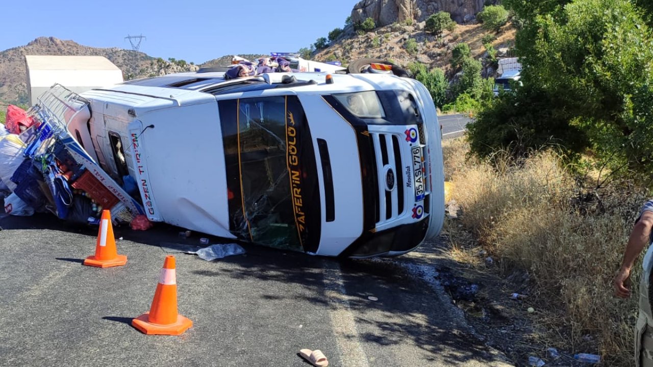 Römork takılı minibüs devrildi: 10 yaralı
