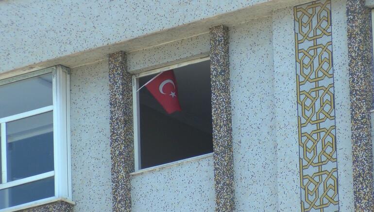 Diyarbakır’da ağır hasarlı binanın yıkımı Türk bayrağı için durduruldu