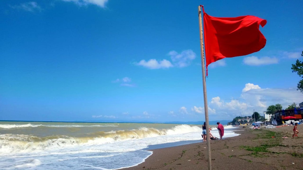 Akçakoca'da denize girmek yasaklandı: Girişe kırmızı bayraklar asıldı