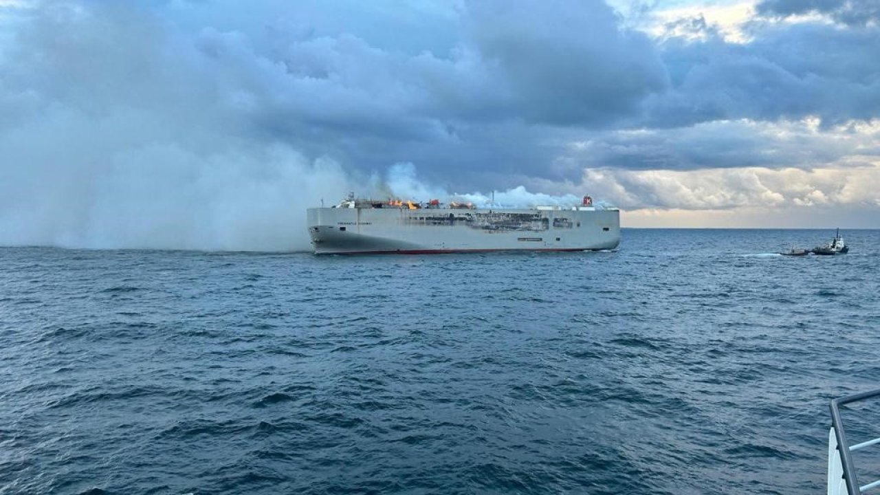 Kargo gemisinde yangın: Onlarca kişi tahliye edildi, 1 kişi öldü