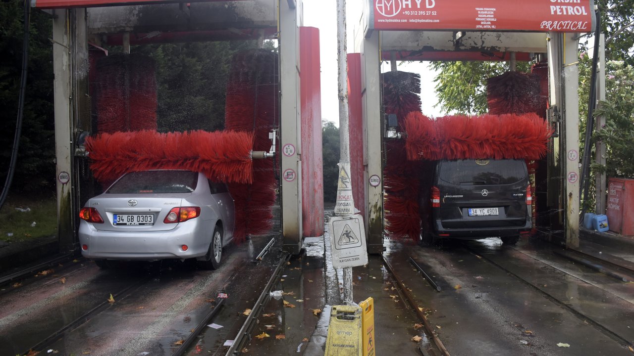 İstanbul’a çamur yağdı, oto yıkamacılar bayram etti