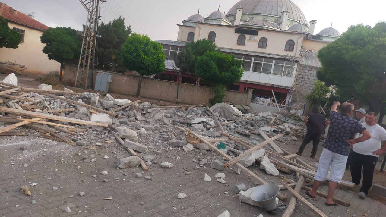 Fırtına nedeniyle caminin minaresi yıkıldı