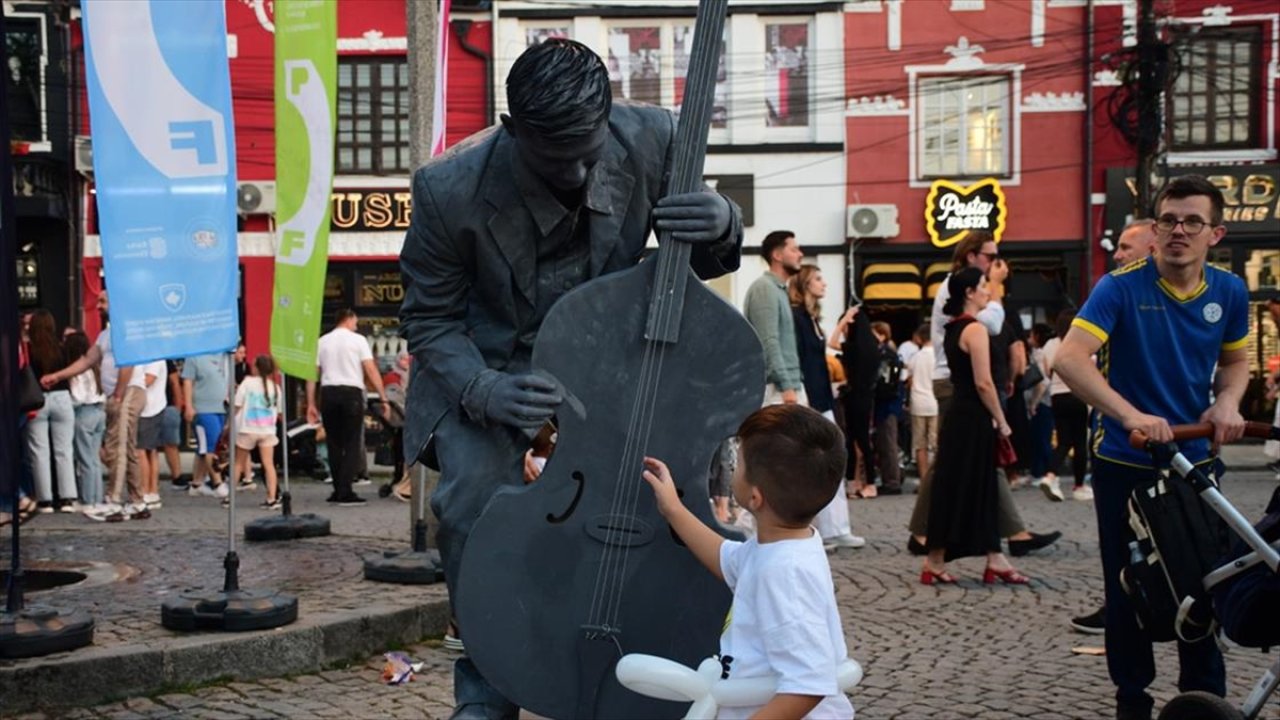 Makedon sanatçıların canlı heykel performansı yoğun ilgi gördü