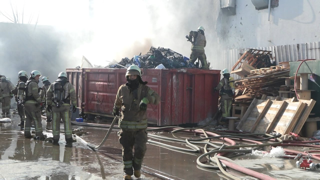 İstanbul'da geri dönüşüm tesisi yandı