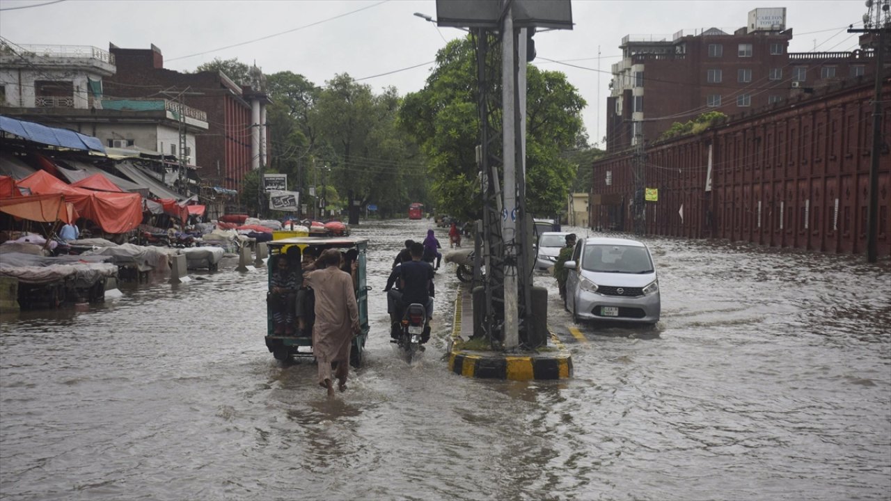 Muson yağmurları felaket getirdi: 169 ölü