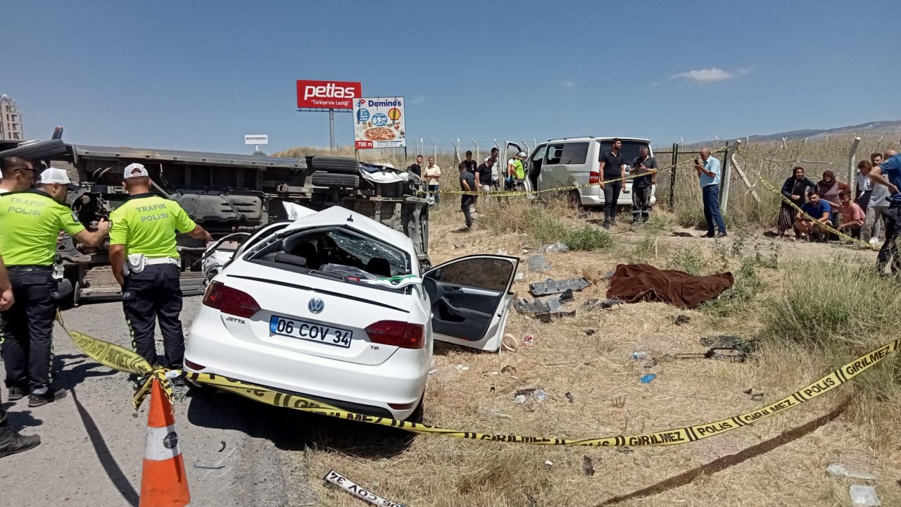 Yolcu indiren minibüse araç çarptı: 1 ölü, 10 yaralı