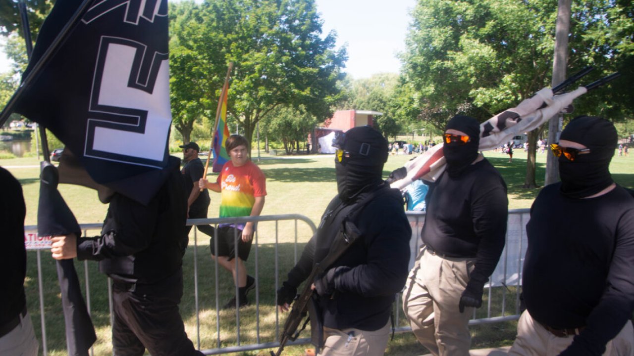 Neo-naziler Amerika sokaklarında! LGBT’lilerin eylemini bastılar…