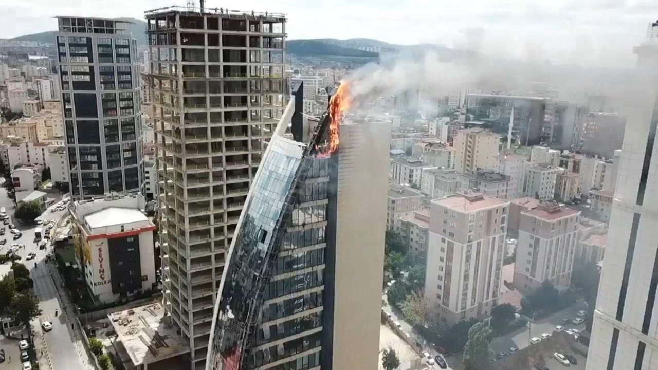 İstanbul'da 17 katlı iş merkezinde çıkan yangın söndürüldü