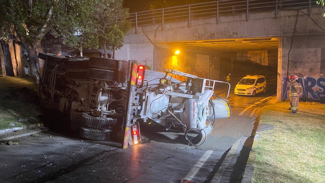 İstanbul'da  beton mikseri devrildi