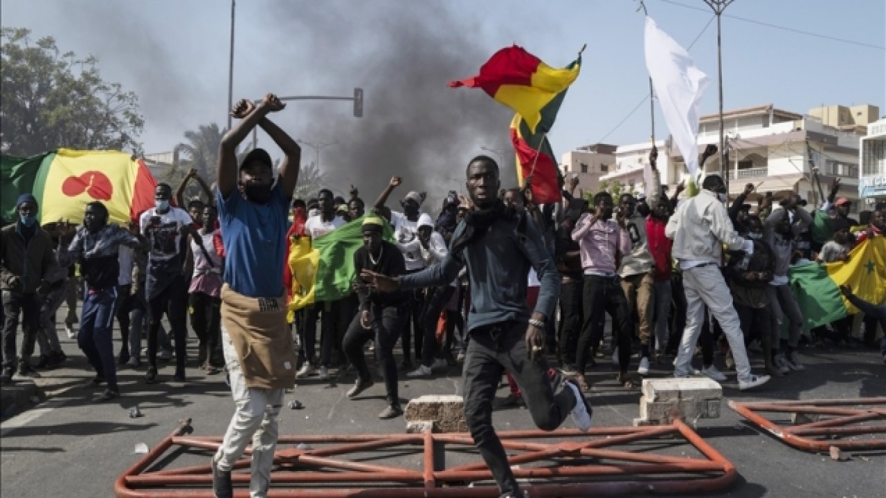Bir ülke daha karıştı! Senegal'de halk sokaklara çıktı
