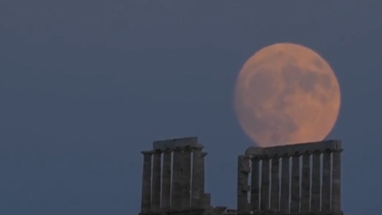 Poseidon Tapınağı’ndan “Süper Ay” manzaraları…