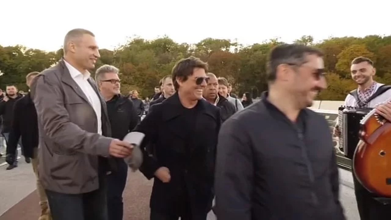Tom Cruise'u gören sokak müzisyenleri "Görevimiz tehlike" müziğini çalarak sürpriz yaptı!
