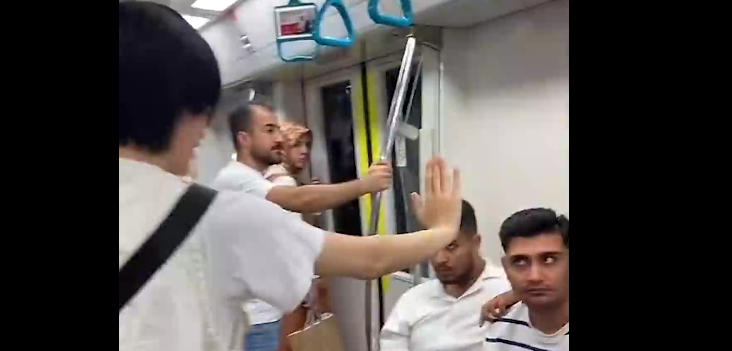 Metroya bindi, tanımadığı herkesle selamlaştı! Tiktok fenomeninin ilginç anları…