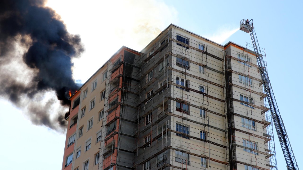13 katlı binada yangın: 1 kişi öldü