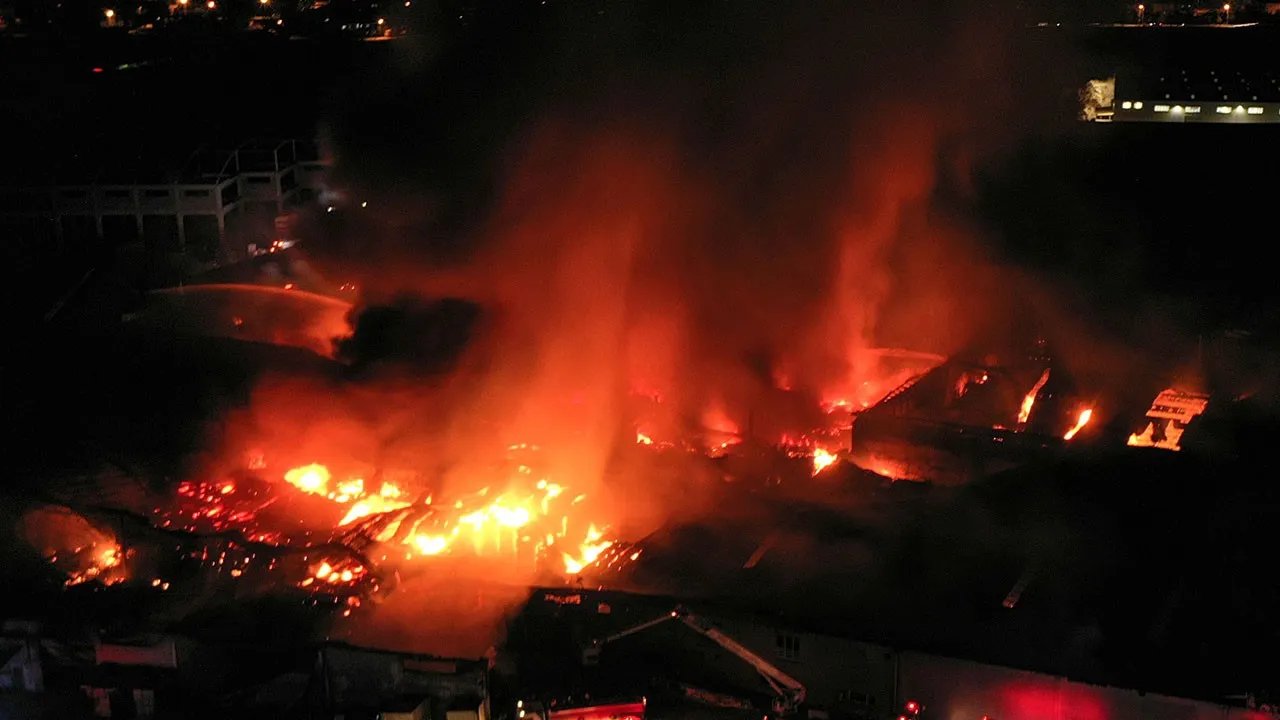 Bursa'daki fabrika yangınında soğutma çalışmaları devam ediyor