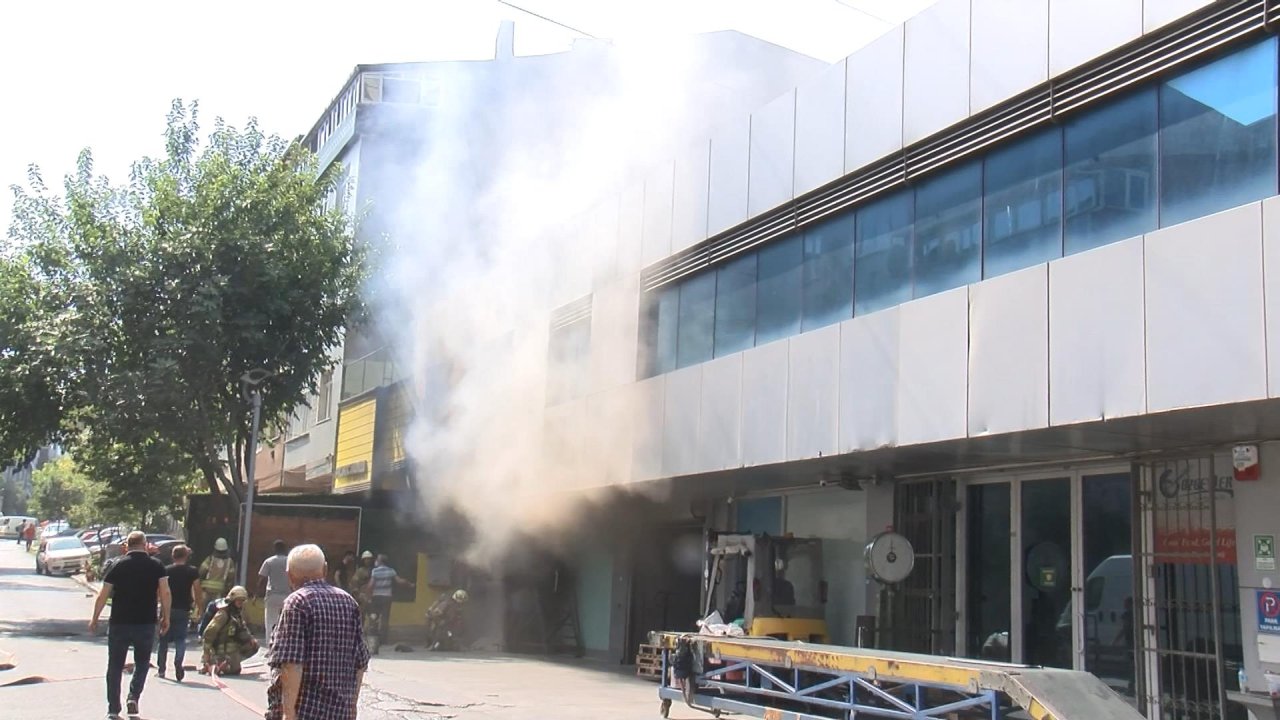 İş merkezinde yangın: Mahsur kalan 9 kişi kurtarıldı
