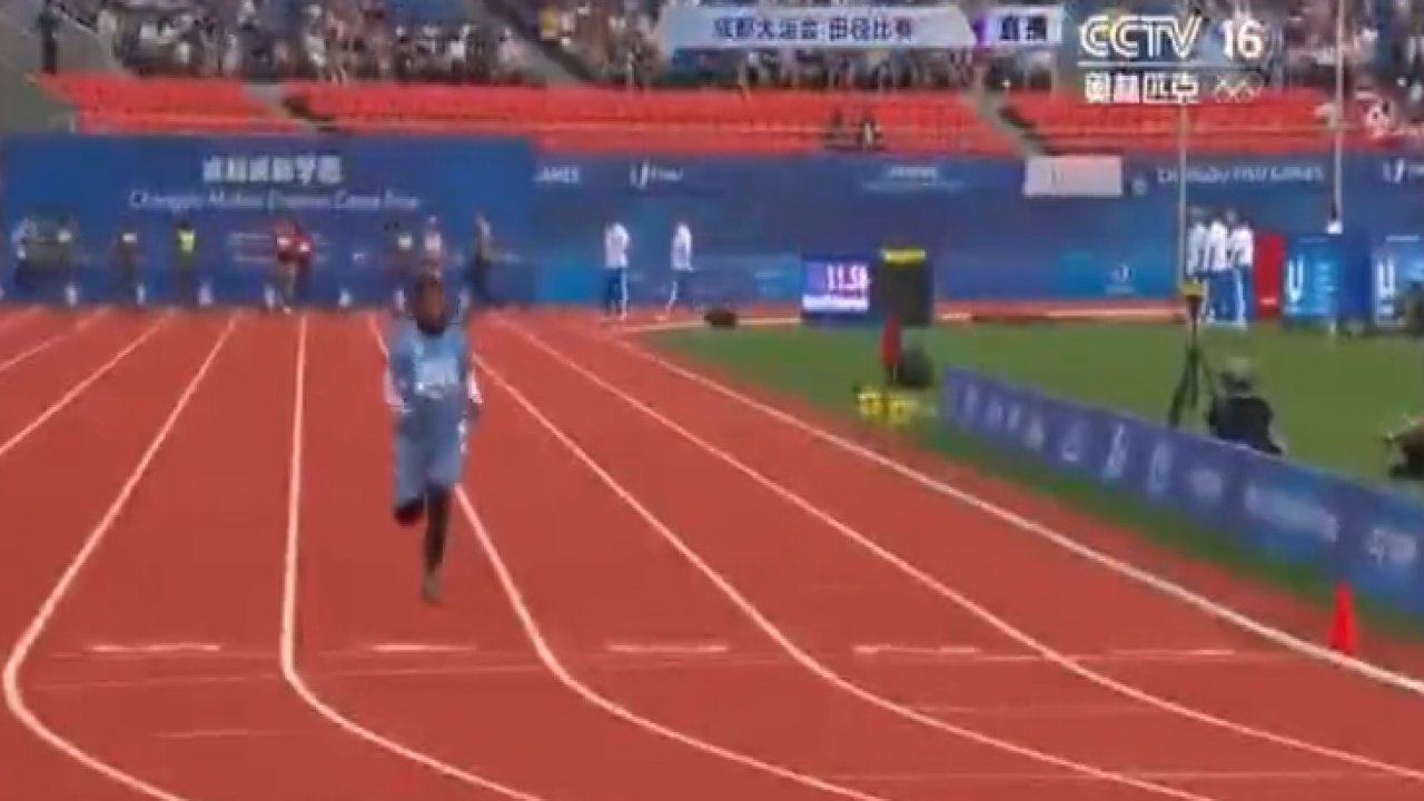 100 metre koşucusunun performansı olay yarattı!