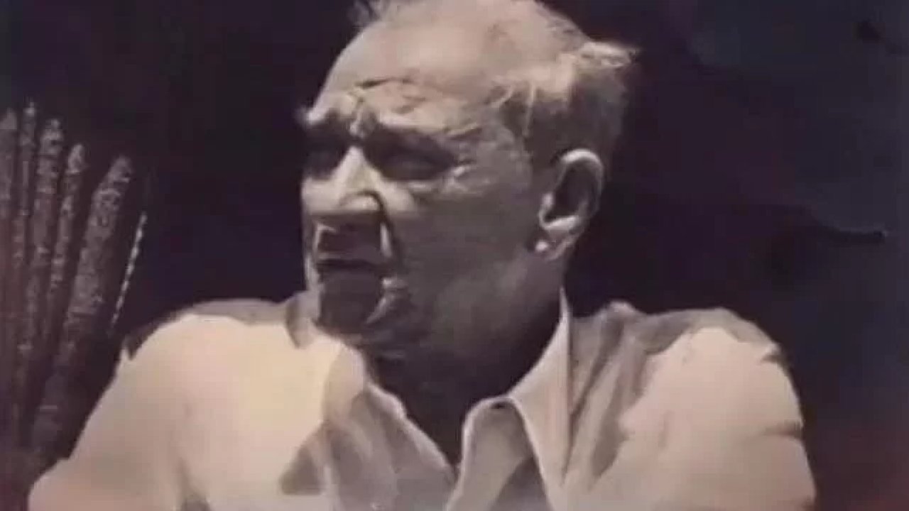 Yapay zeka teknolojisi ile Mustafa Kemal Atatürk`e çok sevdiği şarkı söyletildi!