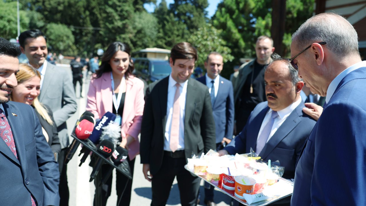Erdoğan, basın mensuplarına dondurma ikram etti