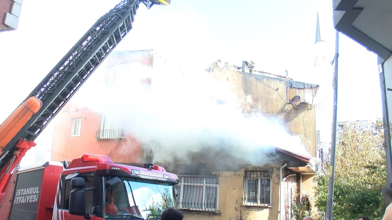 Çatı katında korkutan yangın: Alev alev yandı